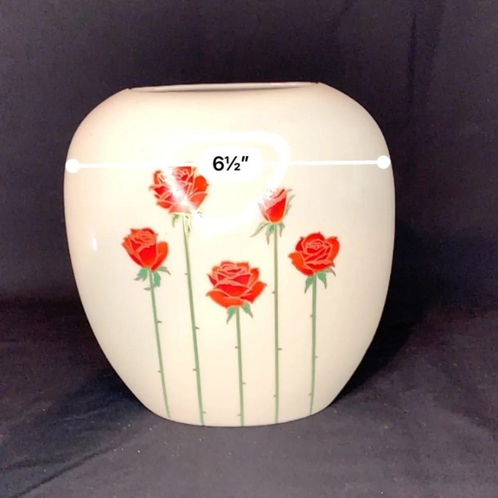 Otagiri Wide Pocket Elegant Beige Vase With Long Stems Red Roses